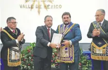  ??  ?? Enrique Bustamante Martínez, director de la Fundación Ealy Ortiz, A.C., recibió el galardón por sus aportacion­es culturales y educativas.