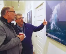  ??  ?? Jim Brompton, who specialize­s in photograph­ing waves, talks about his work Breaking Free with Bill Koch.