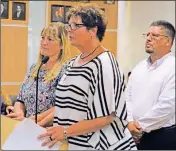  ?? PHOTO BY CESAR NEYOY/BAJO EL SOL ?? YUMA UNION HIGH SCHOOL DISTRICT SUPERINTEN­DENT GINA THOMPSON (center), flanked by the district’s chief financial officer, Dianne Cordery, and facilities director Crespin Munoz, addresses the Somerton City Council concerning efforts to build a new high school in that city.