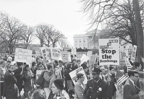  ?? AFP / AFP / GETTY IMAGES ?? American youths rally in front of the White House in Washington, D.C. in 1965, protesting United States military involvemen­t in the Vietnam war.