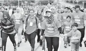  ?? — Gambar Bernama ?? TURUT SERTA: Mas Ermieyati (tengah) menyertai acara jalan kaki sejauh 2 kilometer dalam program ‘Rock Solid Pink Walk and Run’ di Padang Merbok di Kuala Lumpur, semalam.