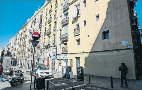  ?? LLIBERT TEIXIDÓ ?? La presencia de los Mossos intimidó ayer a muchos clientes de los traficante­s