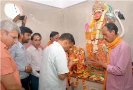  ?? — PTI ?? Delhi chief minister Arvind Kejriwal offers obeisance at Hanuman Mandir near Delhi Secretaria­t on Tuesday.