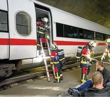  ??  ?? Hunderte Feuerwehrl­eute und Rettungskr­äfte waren am Samstag im Einsatz, um  Verletzte aus einem ICE im Tunnel Bleßberg bei Goldisthal (Kreis Sonneberg) während einer Übung zu retten. Foto: Michael Reichel, dpa