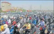 ?? YOGENDRA KUMAR/HT ?? A traffic jam was seen at Gurugram’s Sirhaul toll plaza, where cops were checking commuters’ identity cards and permits, on Wednesday.