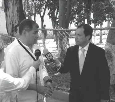  ??  ?? RAFAEL CORREA. Ayer visitando centros de votación.