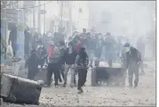  ?? (Photo AFP) ?? La Tunisie connaît une nouvelle poussée de fièvre sociale comme ici à Tebourba où un manifestan­t a été tué par les forces de l’ordre.