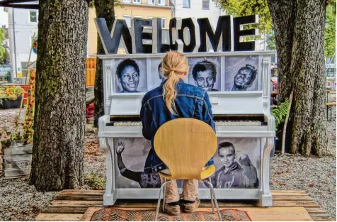  ?? Foto: Nenad Artmann ?? „Play Me, I’m Yours“heißt das weltweite Kunstproje­kt, das im Mai auch nach Augsburg kommen soll. Unser Bild zeigt ein Streetpian­o von Angelika Feigenbutz, das vor zwei Jahren in München aufgestell­t wurde.