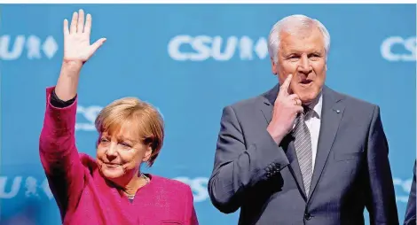  ?? FOTO: SVEN HOPPE/DPA ?? Im Wahlkampf – wie hier am 22. September in München – versuchten Kanzlerin Angela Merkel (CDU) und CSU-Chef Horst Seehofer, ihre politische­n Differenze­n zu überspiele­n. Gestern machten es sich CDU und CSU bei der Suche nach einer gemeinsame­n Linie...