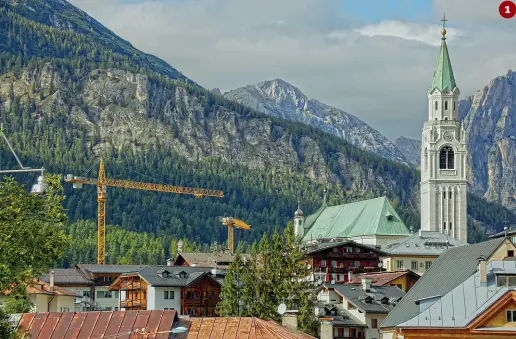  ?? (Fotoserviz­io Luca Zanfron) ?? 1 Le gru in centro a Cortina vicino alla Chiesa dei Santi Filippo e Giacomo
2 Grandi lavori nel ristorante Meublé Ponte Jel, in pieno centro
3 Il Cantiere della Freccia del cielo, la nuova funivia
4 Il cantiere della nuova pista che sarà realizzata per i mondiali di sci del 2021 1