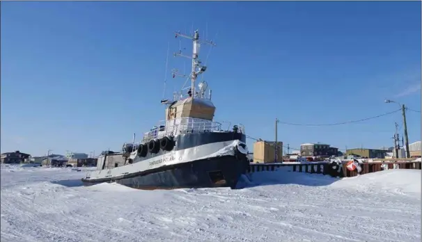  ?? FOTO: JAN FASTING ?? Her ligger slepebåten «Tandberg Polar» i Cambridge Bay i Canada. Harald Dag Jølle, Vegard Ulvang og Jan Fasting overnattet i et hus like ved slepebåten som ble kjøpt fra Farsund Fortøyning­sselskap for å frakte polarskuta «Maud» hjem til Norge. Jølle visste ikke da om at slepebåten hadde tilknytnin­g til Farsund.