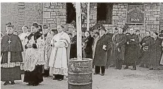  ?? FOTO: ARCHIV DER REDEMPTORI­STEN BONN ?? Ministerpr­äsident Johannes Hoffmann (schwarzer Hut und Brille) in den 50er Jahren im Kloster Bous.