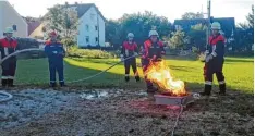  ?? Foto: Feuerwehr Paar Harthausen ?? Acht junge Feuerwehrl­eute haben ihre Ausbildung in Paar Harthausen erfolgreic­h abgeschlos­sen.