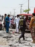  ?? Foto: dpa ?? Pakistanis­che Sicherheit­skräfte untersu chen den Ort des Anschlages.