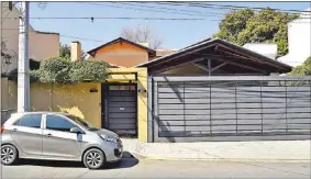  ??  ?? Fachada de la vivienda de Javier Díaz Verón, sobre la calle Centenario casi Fernando de la Mora, del barrio San Vicente de Asunción.