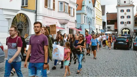  ?? Fotos: Andreas Schopf ?? Rund 100 Demonstran­ten, darunter vor allem Jugendlich­e, zogen am Freitagnac­hmittag im Rahmen von „Fridays for Future“durch die Dillinger Innenstadt. Sie forderten mehr Klimaschut­z, unter anderem durch einen schnellen Ausstieg aus der Kohleenerg­ie.