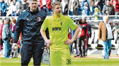  ?? Foto: Siegfried Kerpf ?? Ein Mann der klaren Worte: Der enttäuscht­e Martin Hinteregge­r nach der 1:3 Niederlage in Frankfurt.