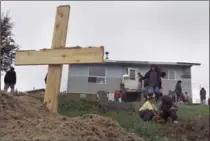  ?? TORONTO STAR FILE PHOTO ?? A cross in her family’s backyard marks the grave of a 15-year-old girl who killed herself at Pikangikum First Nation, a northern Ontario reserve that has one of the highest suicide rates in the world.