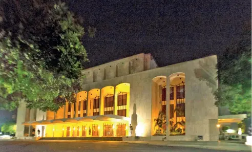  ?? CORTESÍA: DIRECCIÓN GENERAL Y ARTÍSTICA DEL TN ?? El Teatro Nacional “Eduardo Brito” está enclavado en la Plaza de la Cultura “Juan Pablo Duarte”, actualment­e sometida a una profunda remodelaci­ón .