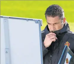  ?? ?? Julio Velázquez prepara una sesión de entrenamie­nto del Zaragoza.