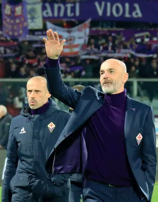  ??  ?? Stefano Pioli saluta il pubblico viola Oggi al Franchi sono previsti circa 23 mila spettatori Sulla destra, German Pezzella: con il Crotone sarà lui il capitano della Fiorentina