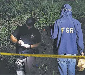  ??  ?? Tiroteo. Según el reporte policial, los pandillero­s estaban reunidos en una vivienda y cuando se percataron de la presencia de los agentes y soldados les dispararon.