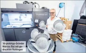  ??  ?? 3d-prototyp-Gründer Marcus Risi mit gedruckten Rohlingen