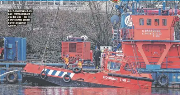  ?? ?? Eine Spezialfir­ma holte das Festmacher­boot aus der Elbe – der Schiffsfüh­rer konnte nur tot geborgen werden.