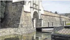  ?? ?? El agua está cubierta de verdín al llevar meses estancada.