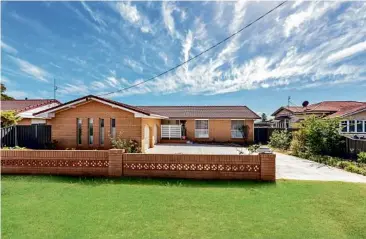  ?? Photo: Sean Buckley ?? CENTRAL TO SHOPPING: This home is in a great position so close to Clifford Gardens, Wilsonton and Wyalla shopping centres.