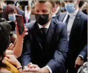  ?? (Photo AFP) ?? Emmanuel Macron aime le contact. Un peu trop pour les policiers qui assurent sa protection.