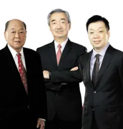  ?? ?? Chinabank chairperso­n Hans T. Sy is flanked by vice chairperso­n Gilbert U. Dee and president and CEO Romeo D. Uyan Jr.