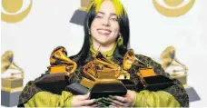  ?? FOTO: CHRIS PIZZELLO, DPA ?? Billie Eilish mit ihren Grammy-Auszeichnu­ngen.