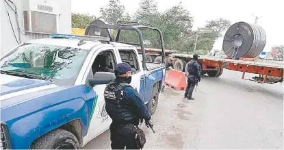  ?? JESÚS PASILLAS ?? Elementos de la Policía Estatal se encuentran vigilando las entradas al estado.