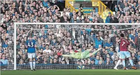  ?? PETER BYRNE THE ASSOCIATED PRESS ?? Everton goalie Jordan Pickford fails to stop a shot from West Ham’s Andriy Yarmolenko, not pictured, in their Premier League match Sunday. West Ham won, 3-1.