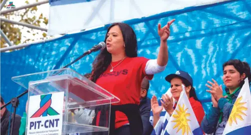  ??  ?? La dirigente de Fuecys Abigail Puig fue quien cerró la parte oratoria del acto central del PIT-CNT en la Plaza 1º de Mayo de Montevideo.