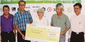  ?? Pic by K. Kandiah. ?? Tailwind Penang Eco 100 Run organising committee chairman Ng Seow Kong (second from right) presents a mock cheque to SRK(C) Sungai Lembu board chairman Yeoh Keng Chuan (second from left) as Penang Youth and Sport, Women, Family and Community...