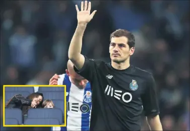  ??  ?? LIDERATO. Iker Casillas saluda a la afición y a su familia tras la victoria del Oporto ante el Río Ave.