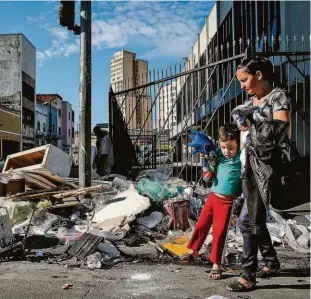  ?? Zanone Fraissat/folhapres ?? Entulho e lixo acumulados na esquina das ruas do Triunfo e Vitória, na região central de São Paulo; prefeitura gastou R$ 359 milhões com limpeza urbana