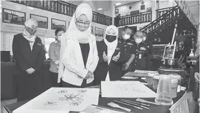  ?? — Gambar JaPen ?? MANAH: Fatimah beratika entara ‘canting’ batik ke bisi diayan seraya mendingka penerang ari Suharyati (kanan), kemari.