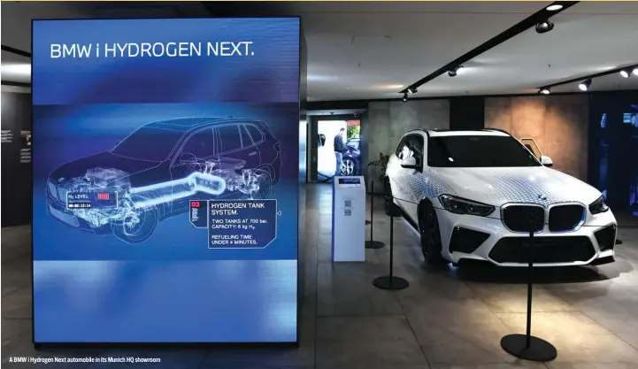  ?? BLOOMBERG ?? A BMW i Hydrogen Next automobile in its Munich HQ showroom