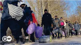  ??  ?? Flüchtling­e an der Grenze Bosnien und Herzegowin­as zum EU-Mitgliedss­taat Kroatien am 29.12.2020