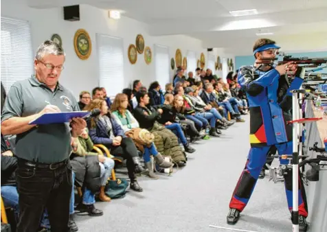  ?? Foto: Josef Mörtl ?? Knisternde Spannung beim Schießen Erster gegen Zweiter – Gundelsdor­f gegen Alberzell. Der Gundelsdor­fer Andreas Sauer (rechts) konzentrie­rt sich.