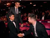  ??  ?? Leo Messi stringe la mano al figlio di Cristiano Ronaldo, CR7 sorride divertito