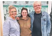  ?? FOTO: SINGER ?? Jana Markovic (l.) und Laura Böge haben sich mit der Band „Tante Silke“, hier Gitarrist Thomas Behle, ein Zugpferd ins Benefiz-Boot geholt.