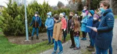  ?? Foto: Hieronymus Schneider ?? Schulleite­rin Annemarie Bögler (rechts) begab sich mit ihrer Klasse in Langerring­en auf die Bildersuch­e.