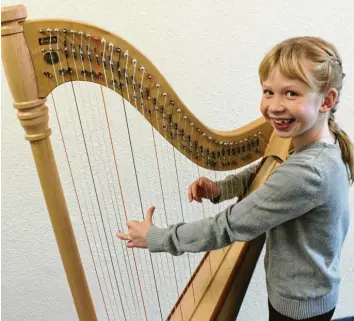  ?? Foto: Till Hofmann ?? Es vergeht kein Tag, an dem die junge Günzburger­in Pia Wagner nicht an ihrem absoluten Lieblingsi­nstrument übt – der Harfe. Sie spielt schon ganze Stücke, ohne auf ein Notenblatt sehen zu müssen. In eineinhalb Wochen steht der nächste Auftritt der Neunjährig­en im Forum am Hofgarten bevor.