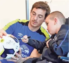  ?? ANTHONY MCARDLE, EVERTON F.C. ?? Everton defender Leighton Baines meets with a local boy who was to accompany the team onto the field at its next game.