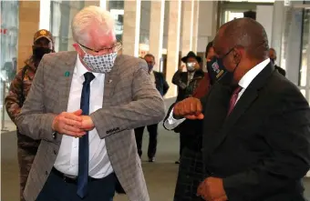  ?? Photo: GCIS ?? President Cyril Ramaphosa is received by Premier Alan Winde at the CTICC.