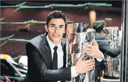  ?? FOTO: MOTOGP ?? Marc Márquez, abrazado a la Torre de los Campeones durante la ‘FIM Awards Ceremony’ de la noche del pasado domingo